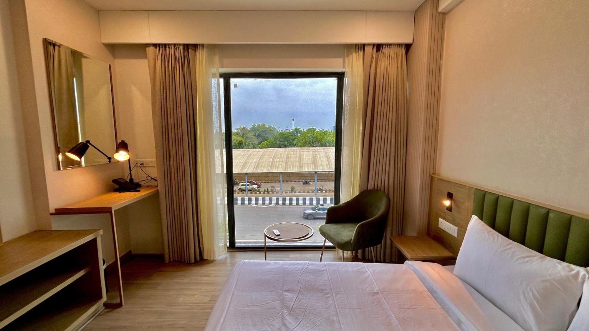 Hotel Limon & Banquet Sector 29, คูร์เคาน์ ภายนอก รูปภาพ